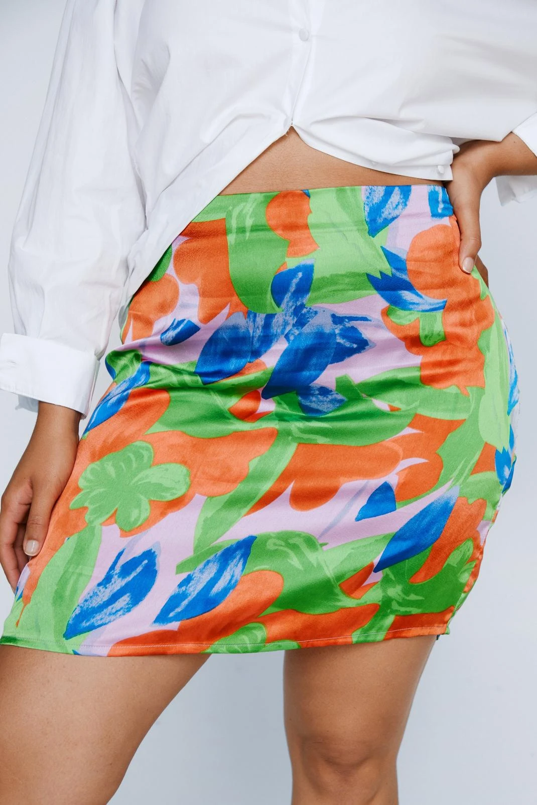 Plus Size Bold Floral Satin Mini Skirt - Image 2