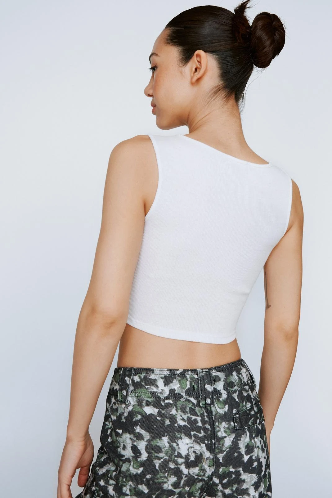 Ribbed V-Neck Cropped Tank Top - Image 3