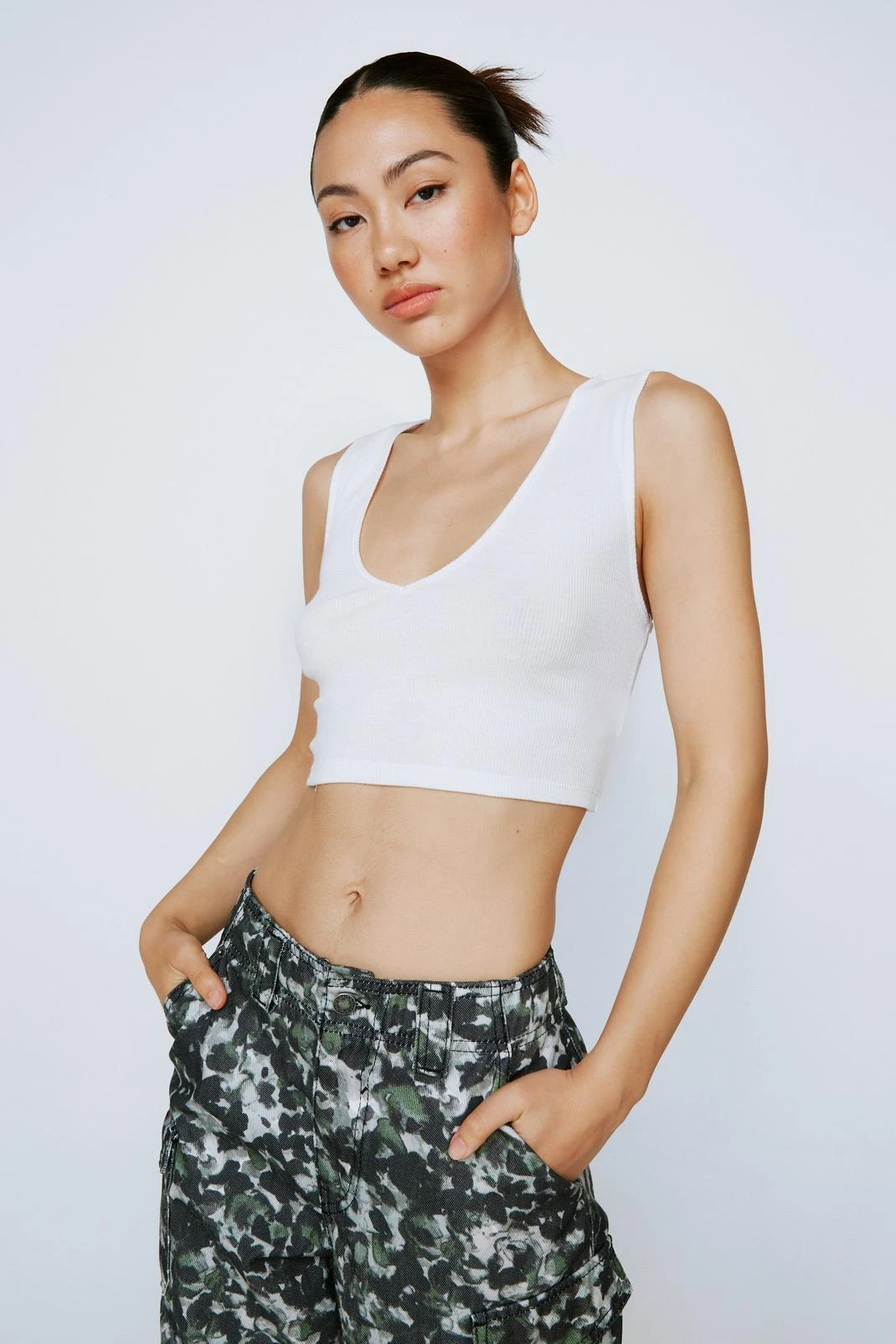 Ribbed V-Neck Cropped Tank Top - Image 7